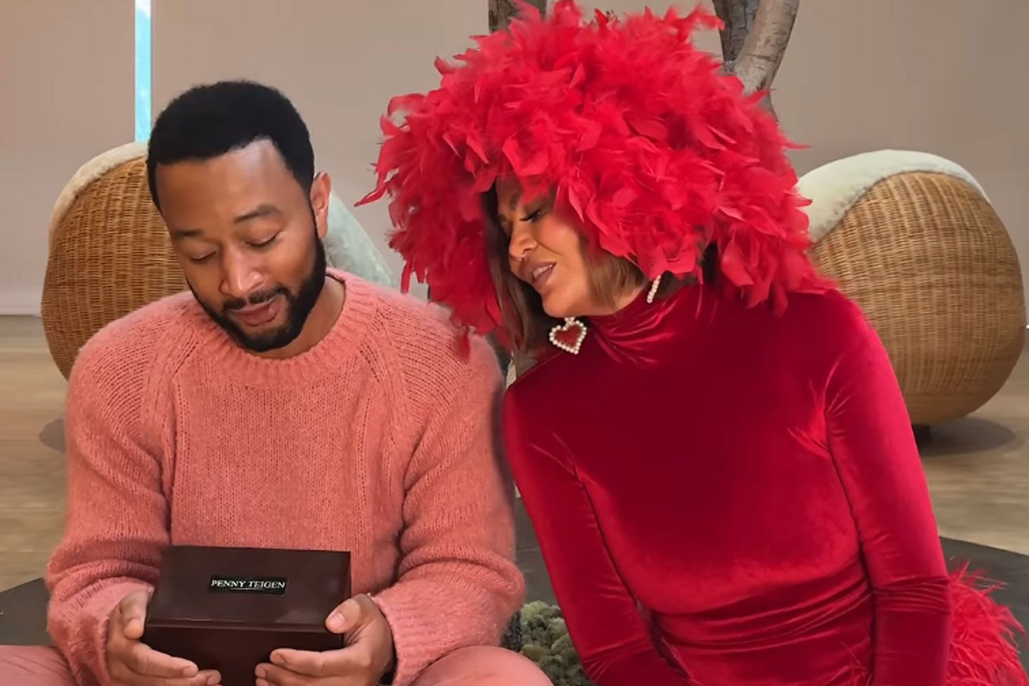 Chrissy Teigen and John Legend Sing to the Ashes of Their Late Dog(00)