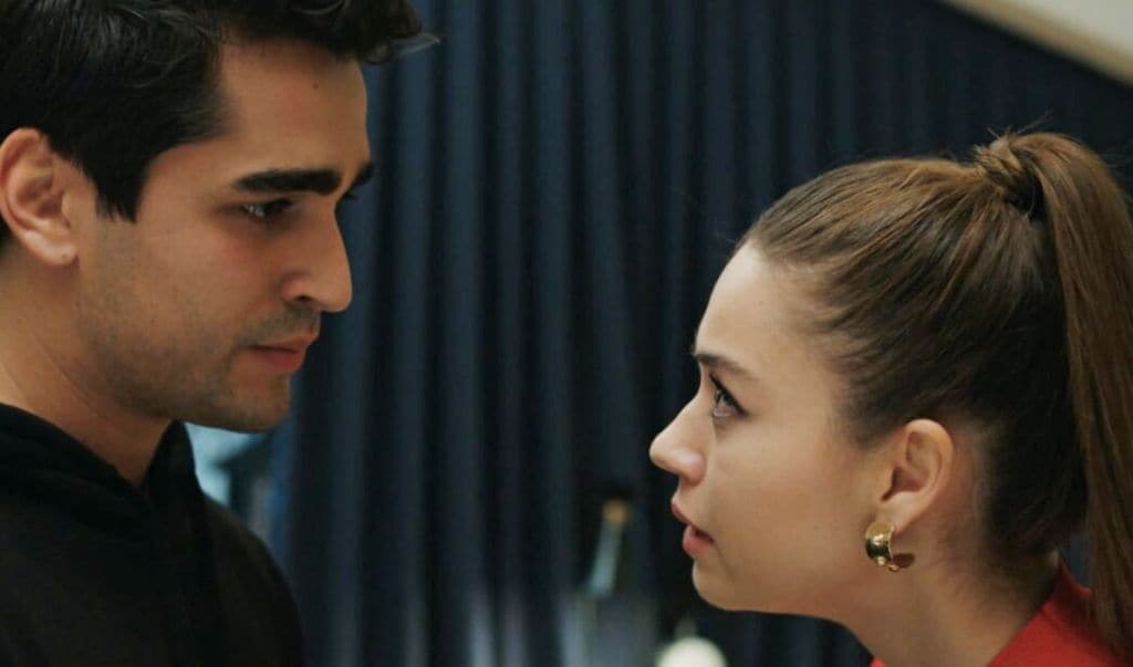 Unfollow y... ¿nueva ruptura entre Mert Ramazan Demir y Afra Saraçoğlu, protagonistas de 'Una nueva vida'?