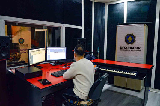 DİYARBAKIR BÜYÜKŞEHİR BELEDİYESİ, YAKLAŞIK 8 YILDIR PASİF DURUMDA OLAN SES KAYIT STÜDYOSUNU ONARARAK GÖRME ENGELLİLERİN FAYDALANACAĞI SESLİ KÜTÜPHANE PROJESİ’Nİ YENİDEN HAYATA GEÇİRDİ.
