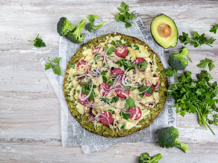 Low Carb Pizza mit Brokkoli-Boden – knusprig &amp; kohlenhydratarm