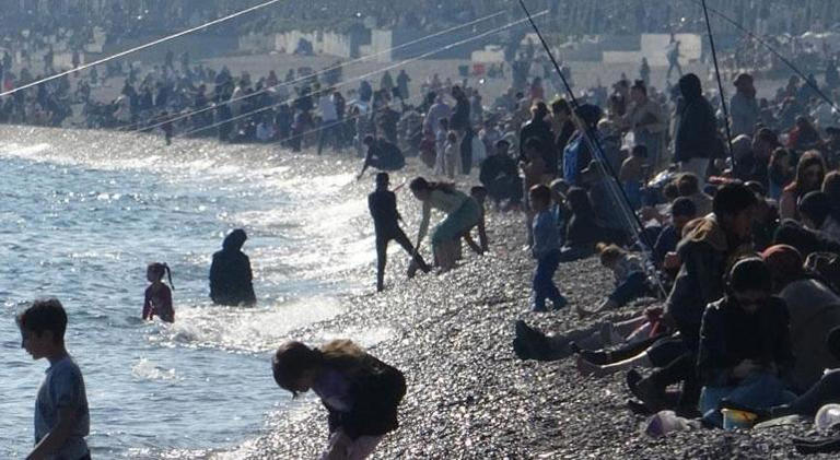 Şubat ayında ağaçlar çiçek açtı, kentte herkes denize koştu