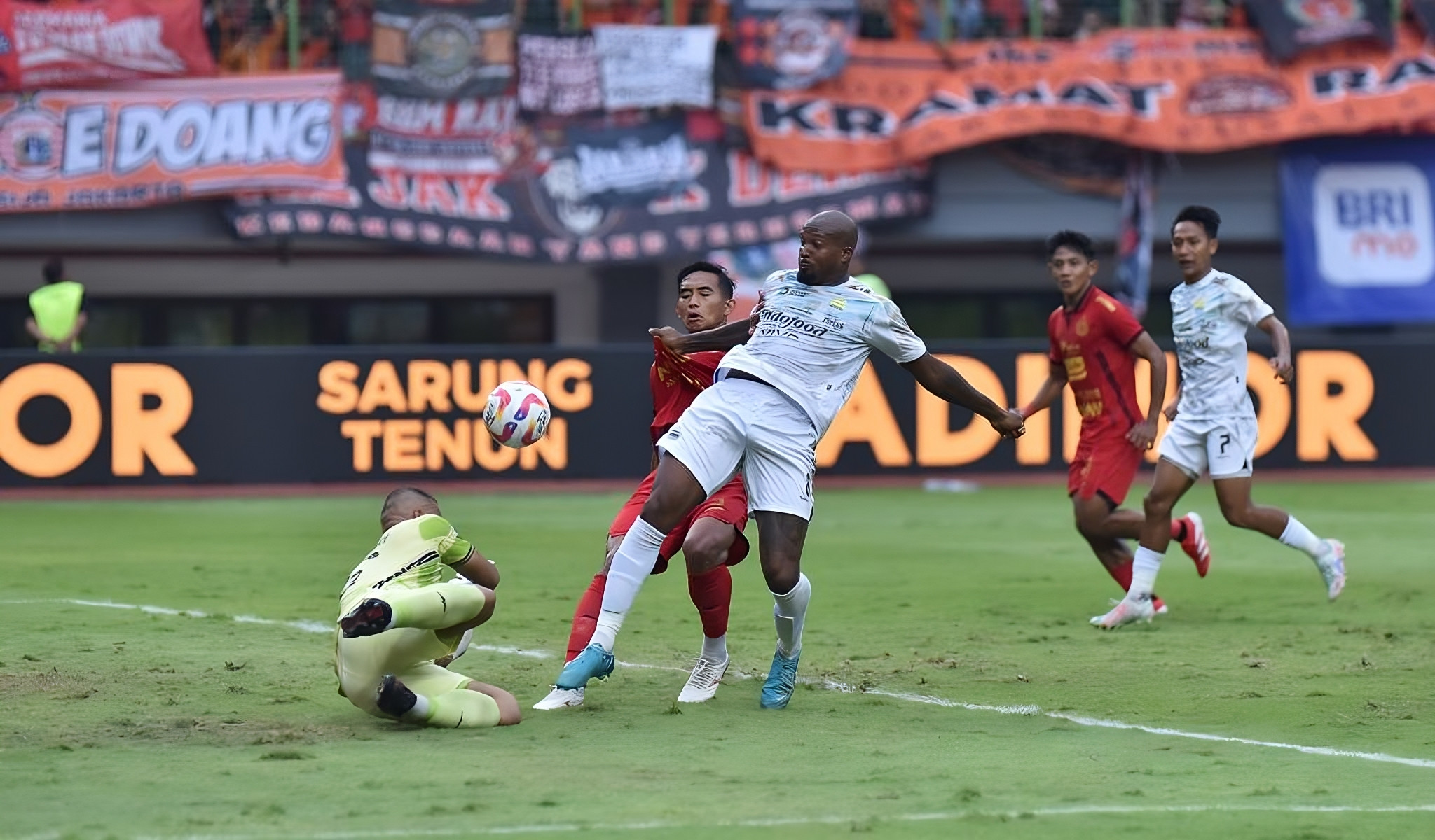 Pramono Anung berharap Persija bisa kalahkan Persib seusai tonton langsung Macan Kemayoran di SUGBK