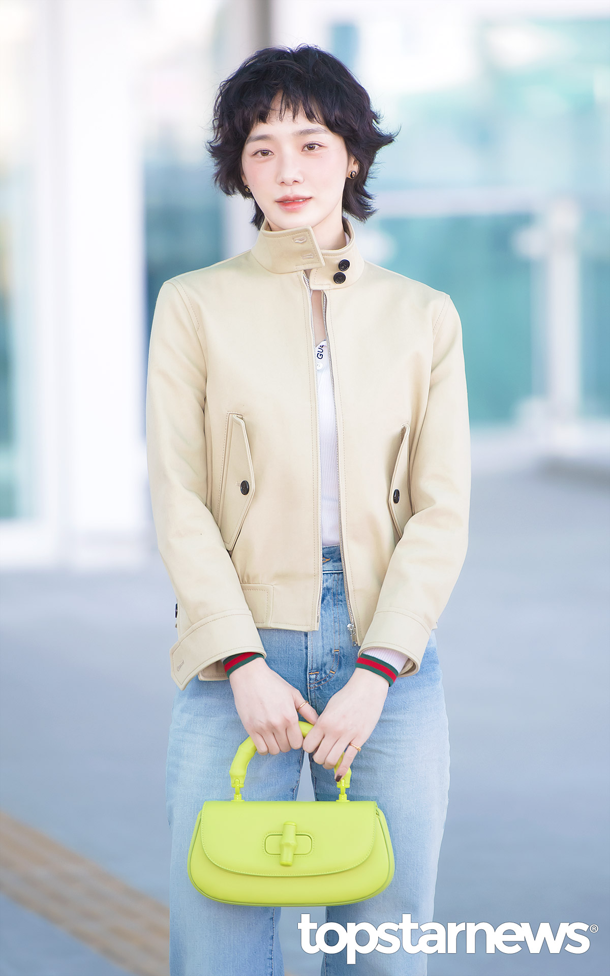 인천공항에서 포즈를 취하는 박규영