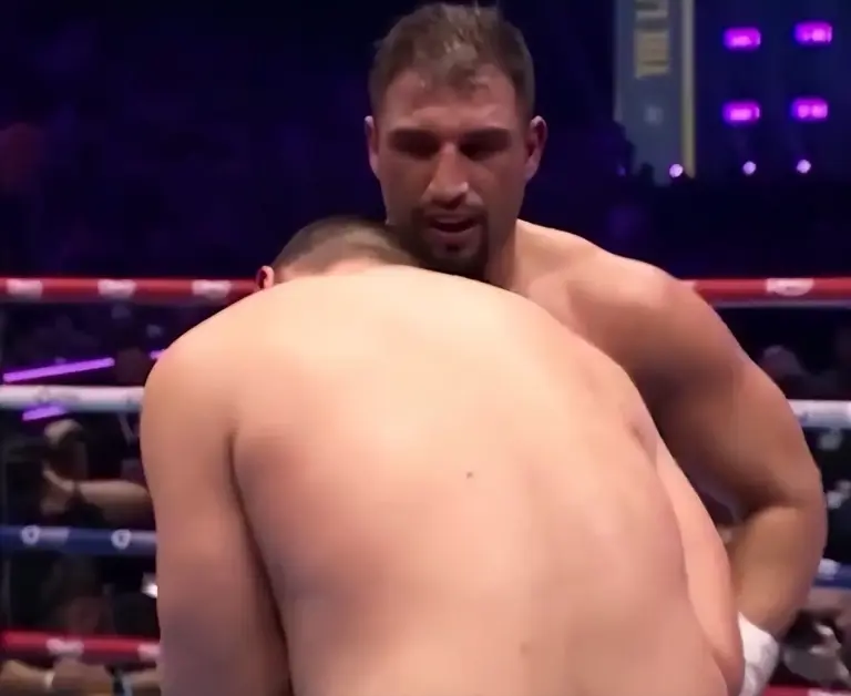 狂喜到失落!张志磊击倒对手,一回合后反遭TKO,生涯首次被终结