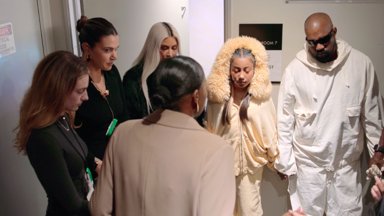 Nieuw episode van “The Kardashians” toont vriendschappelijke bijeenkomst  tussen Kim en Kanye West