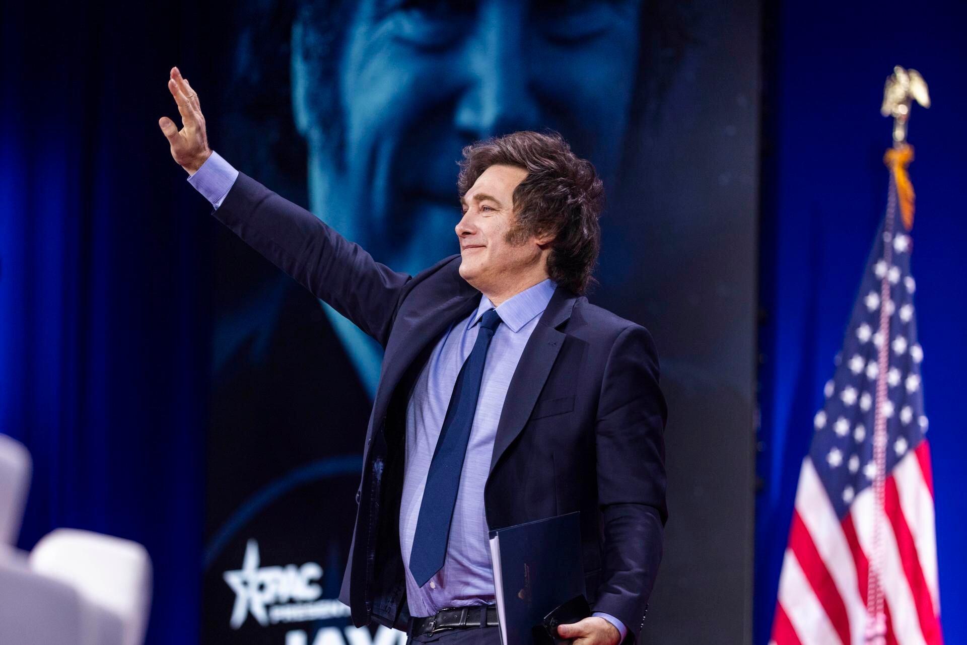 NATIONAL HARBOR (United States), 22/02/2025.- President of Argentina, Javier Milei, arrives to speak on the last day of the annual Conservative Political Action Conference (CPAC) in National Harbor, Maryland, USA, 22 February 2025. The CPAC is an annual gathering of right-wing activists and elected officials from across the United States and beyond. (Estados Unidos) EFE/EPA/JIM LO SCALZO