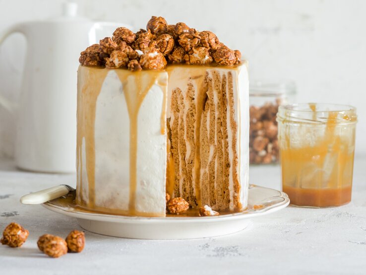 Nusskuchen mit Karamell und Popcorn: Traumhaft schön!
