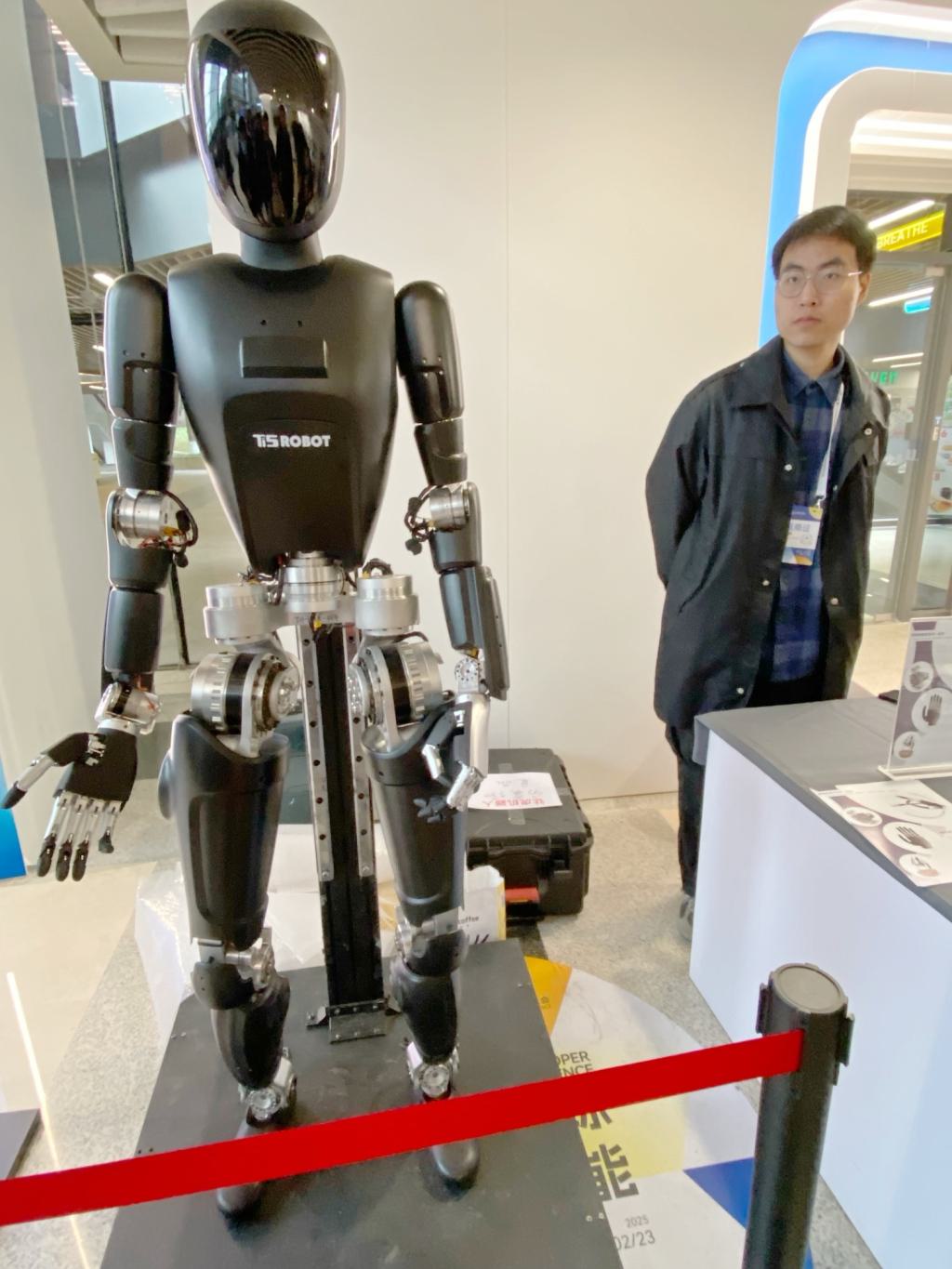 世界上第一台开云入口网页版长啥样？从这场讲坛看中国AI从跟跑到超越