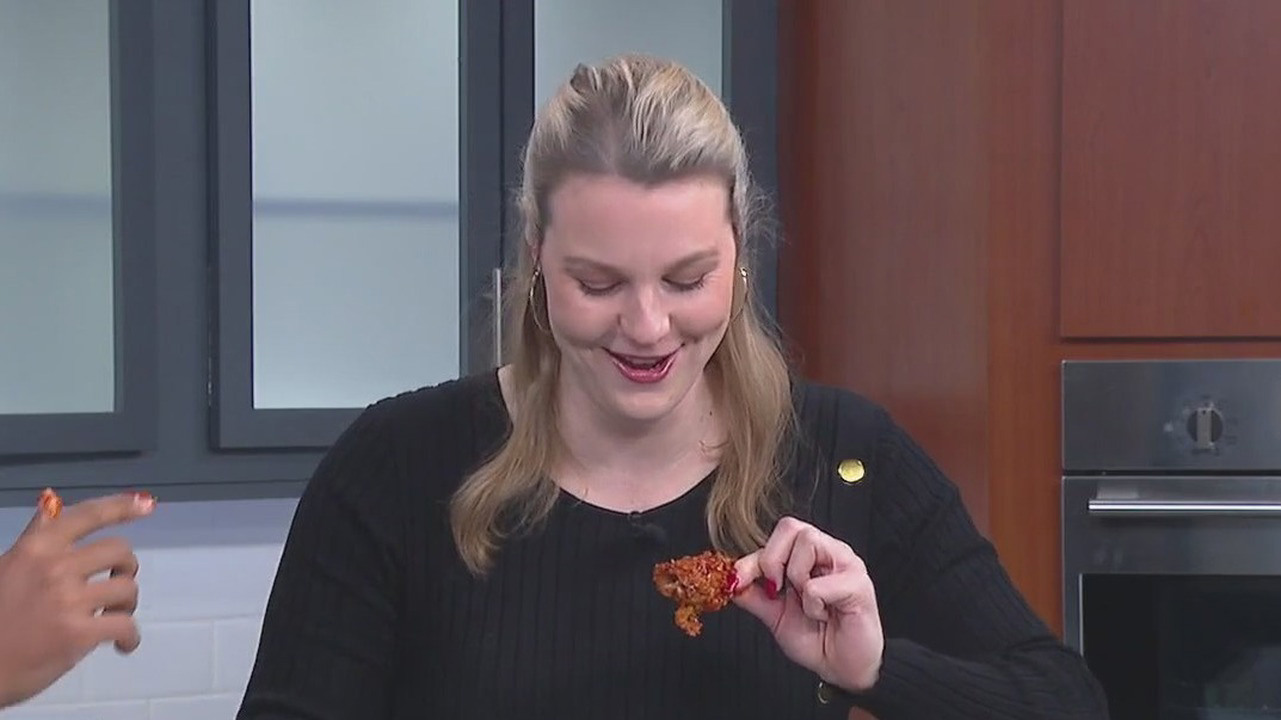 Lisa Michaels finally eats a bone in chicken wing Lisa Michaels finally eats a bone in chicken wing