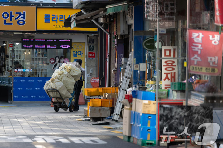 서울 중구 남대문시장에서 한 작업자가 물건을 옮기고 있다. 기사 내용과 관련 없음./뉴스1 ⓒ News1 이승배 기자