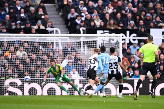 NEWCASTLE UPON TYNE, ENGLAND - FEBRUARY 23: Callum Hudson-Odoi of Nottingham Forest scores his team's first goal past Nick Pope of Newcastle United during the Premier League match between Newcastle United FC and Nottingham Forest FC at St James' Park on February 23, 2025 in Newcastle upon Tyne, England. (Photo by Stu Forster/Getty Images)