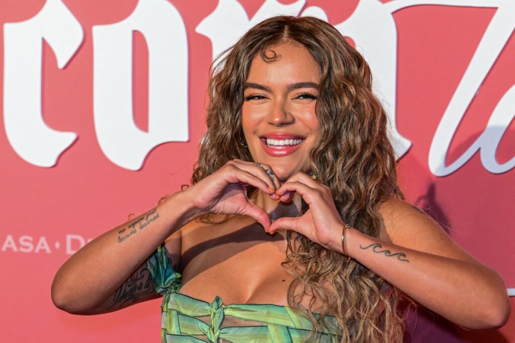 Karol G reapareció en público con sorprendente cambio de 'look': ¿se parece  a Shakira?