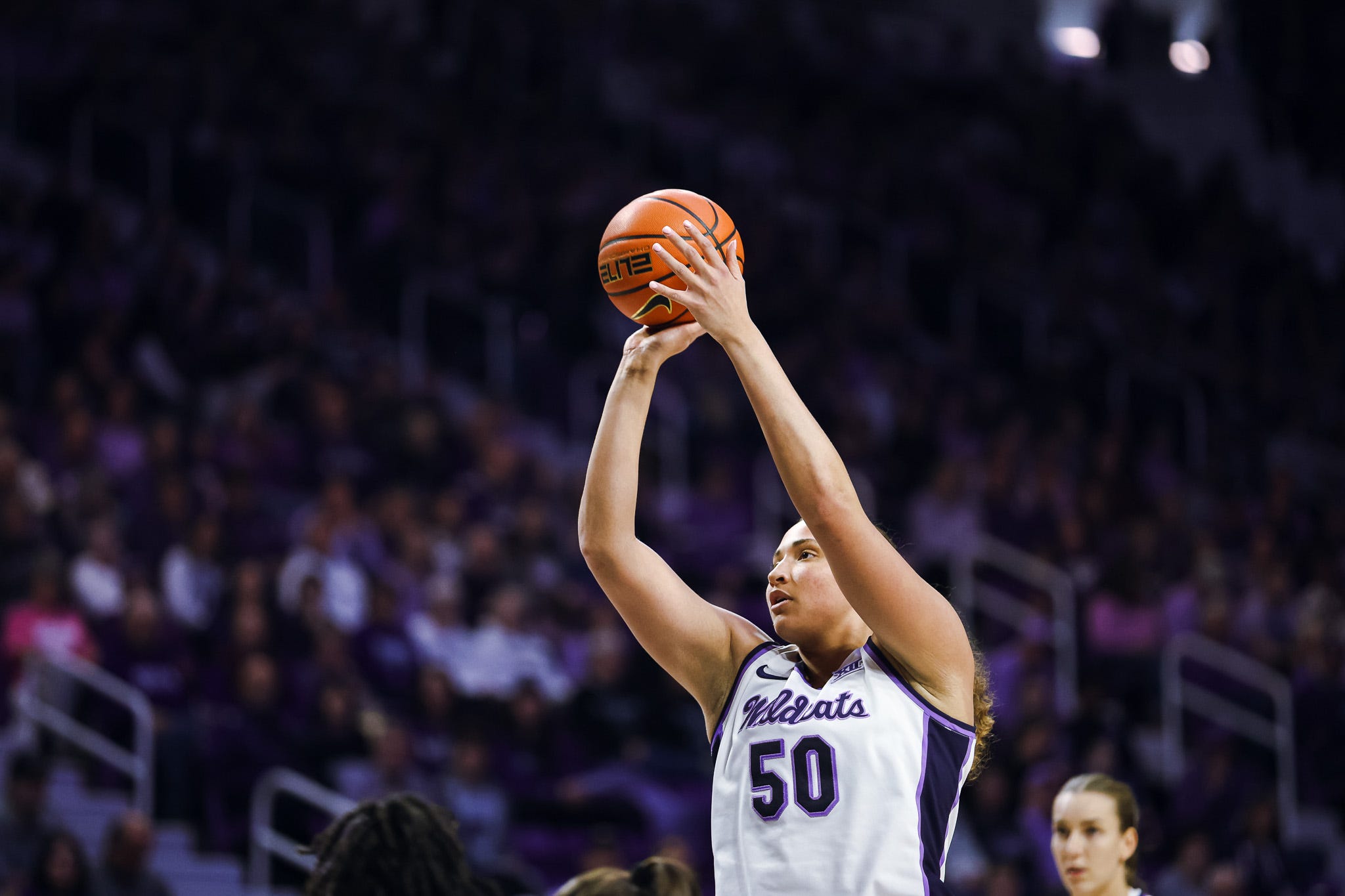 kansas-state-women-s-basketball-star-ayoka-lee-makes-a-cameo-in-return