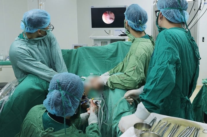 Bụng to bất thường, đi khám phát hiện khối u nặng 1,7kg