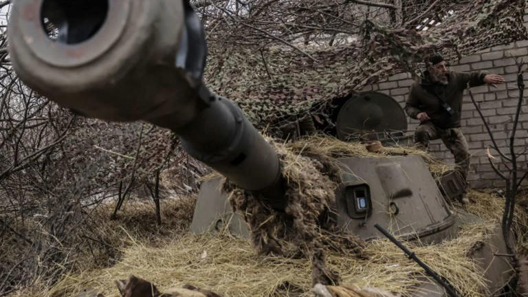 Un soldado ucraniano se prepara para disparar un obús hacia las posiciones rusas en la línea del frente cerca de Chasiv Yar, en la región de Donetsk, Ucrania, el 7 de febrero. - Oleg Petrasiuk/24.ª Brigada Mecanizada de Ucrania/AP