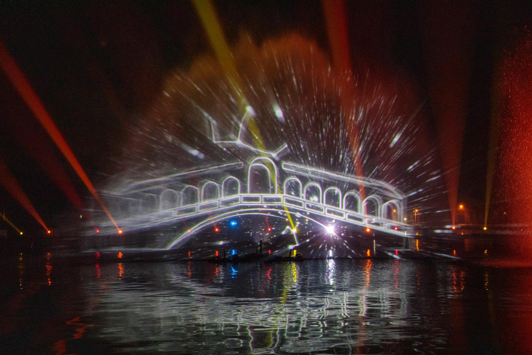 Arsenale Wassershow: Der feurige Höhepunkt des Karnevals in Venedig
