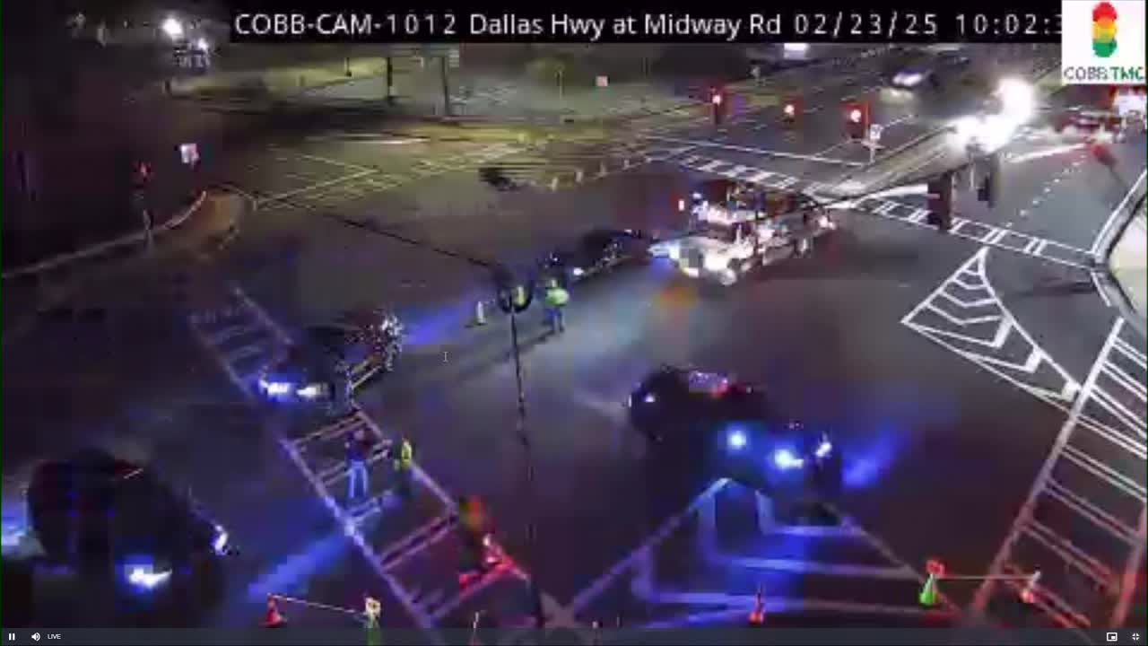 4 injured in car crash on Dallas Highway in Cobb County