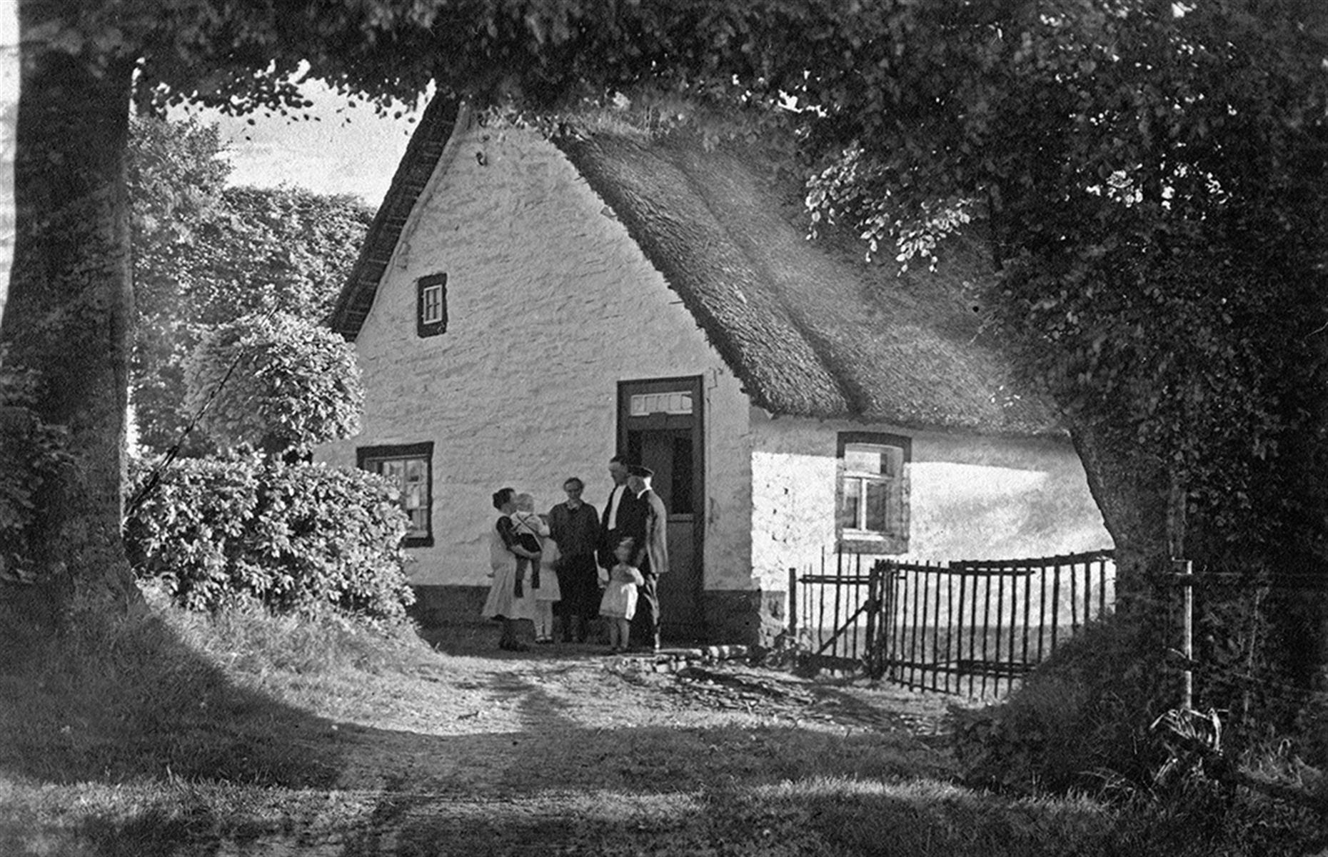 Vintage photos of home life changing over the past 150 years