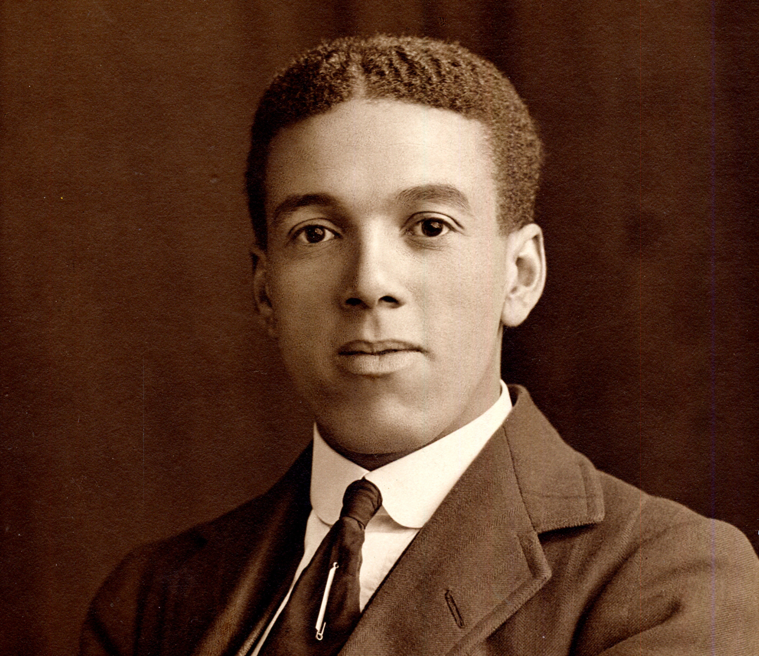 The inspiring story of the soccer player who became a war hero