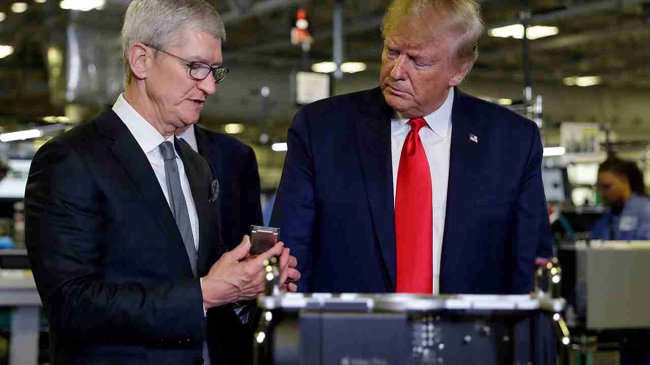 L'incontro tra Trump e Cook (Apple)
