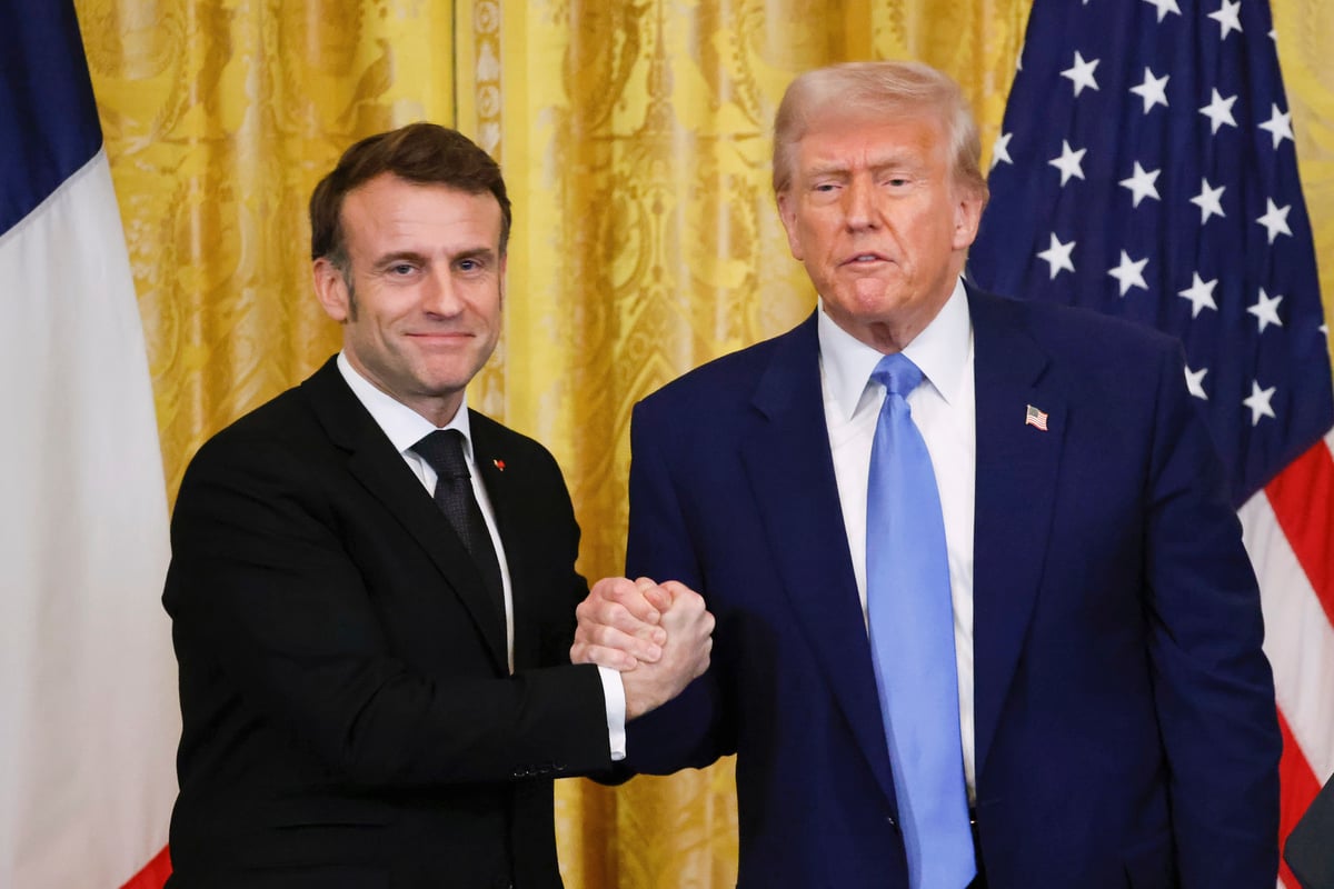 Trump and Macron's awkward handshakes at White House meeting go viral(02)