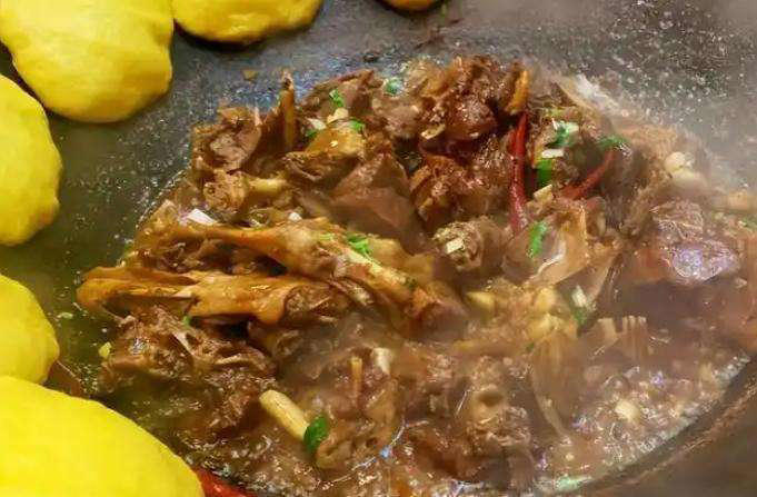 黑龙江男子贷款百万买6000只鹅苗，一半被野雁带跑，来年惊喜发生