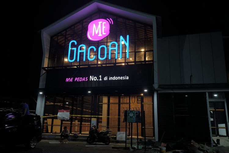 Penampakan bangunan Mie Gacoan Serpong pada malam hari usai disegel oleh Satpol PP Kota Tangerang Selatan.