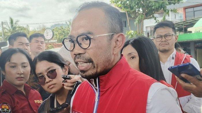 PROFIL RIVA SIAHAAN DIRUT PERTAMINA PATRA NIAGA TERSANGKA KORUPSI - Direktur Pertamina Patra Niaga, Riva Siahaan, saat memberikan keterangan kepada wartawan mengenai penyegelan SPBU di jalan Baros, Kecamatan Baros, Kota Sukabumi, Jawa Barat, Rabu (19/2/2025). Kejaksaan Agung menetapkannya sebagai tersangka dugaan korupsi tata kelola minyak pada Senin (24/2/2025) malam, (Tribun Jabar/Dian Herdiansyah)