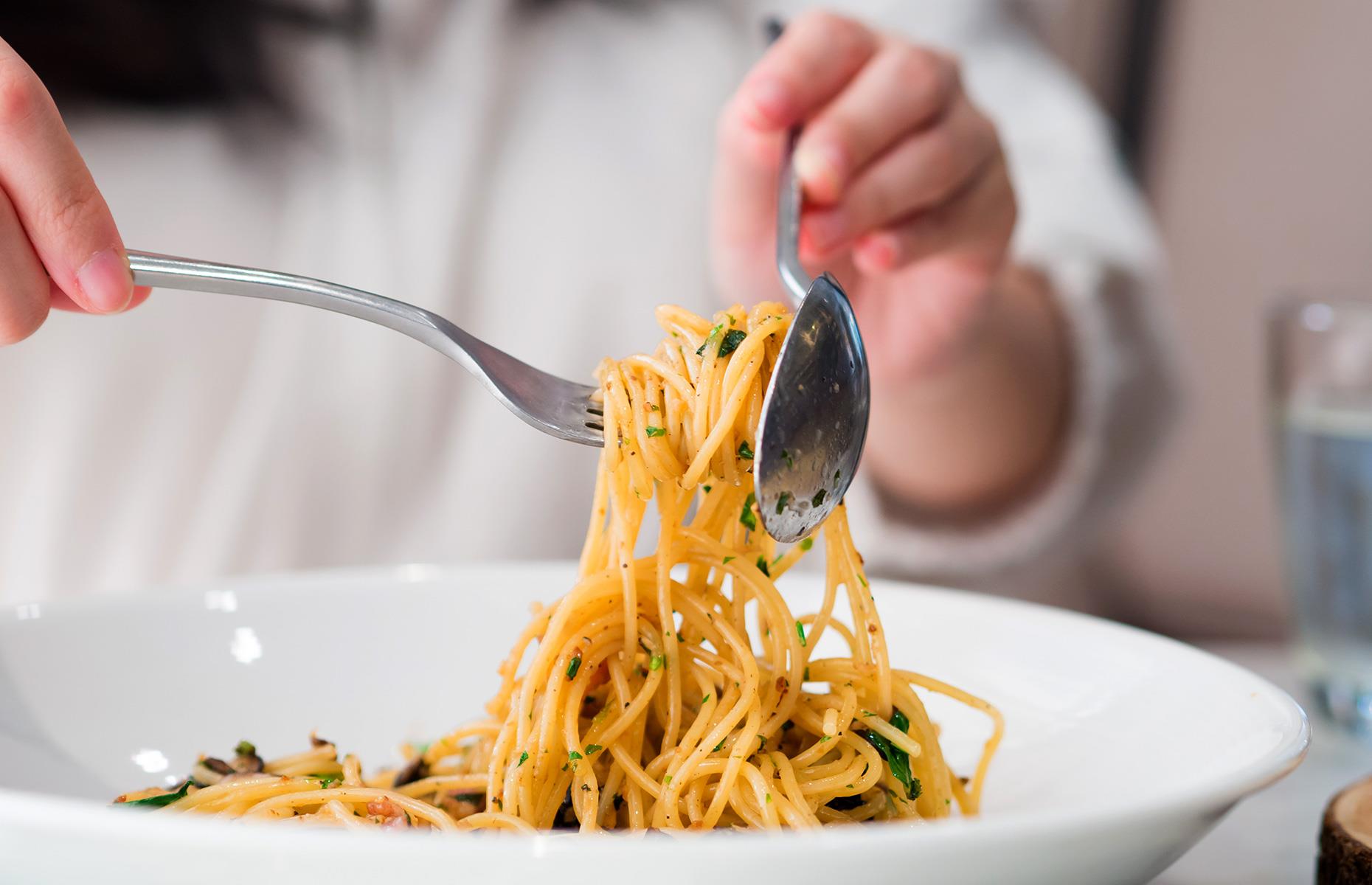 Restaurant etiquette mistakes you should never make when eating out