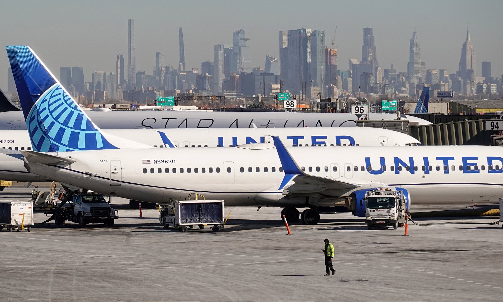 United Airlines flight makes emergency landing at Newark Airport