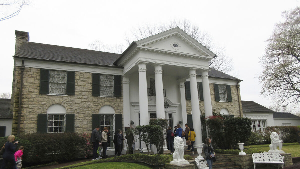 Woman to plead guilty in plot to sell Elvis Presley’s Graceland home