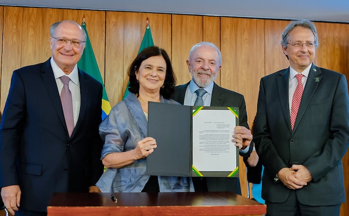 Nísia Trindade e Lula anunciam fabricação de vacina contra dengue ao lado de Geraldo Alckmin e Esper Kallás Foto: Ricardo Stuckert/PR