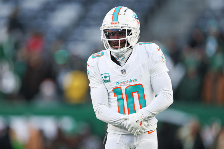 Dolphins WR Tyreek Hill Underwent Wrist Surgery