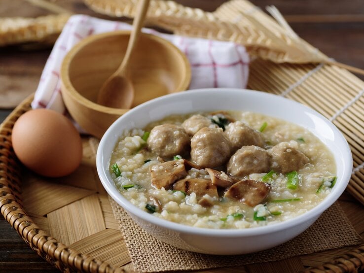Asiatische Reissuppe: So aromatisch mit Hackbällchen &amp; Pilzen