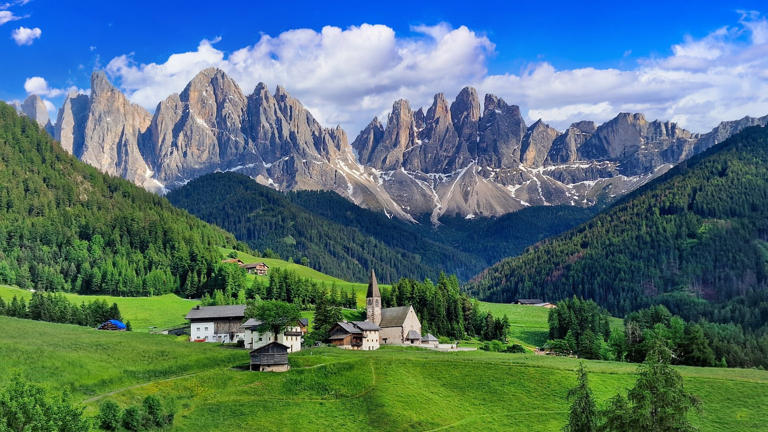 Stunning,Alpine,Scenery,Of,Breathtaking,Dolomites,Rocks,Mountains,In,Italian