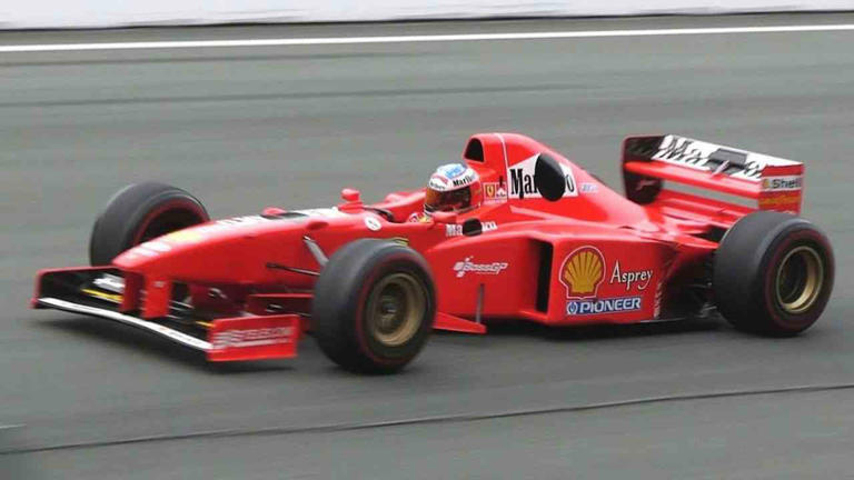 シューマッハのフェラーリがヨーロッパのサーキットで加速し、V