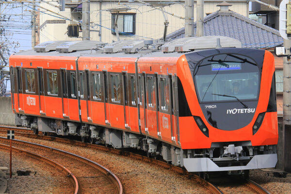電車に“あるはず”のものが無い！ 67年ぶりの「思いきった新型車両」ついにデビュー 伊予鉄