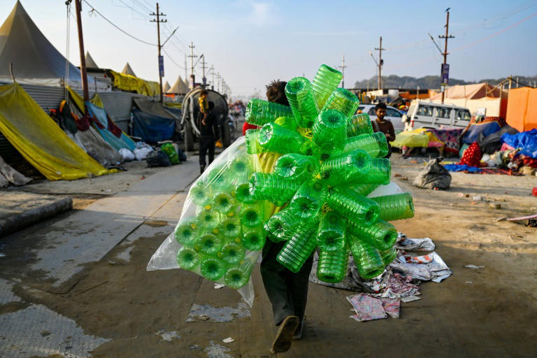 Un vendedor vende botellas de plástico utilizadas por los peregrinos para transportar agua bendita durante el festival Kumbh Mela en Prayagraj el 25 de febrero de 2025.