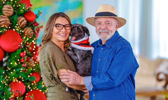 Janja e Lula com a cadela Resistência no natal de 2024 Foto: Ricardo Stuckert / PR