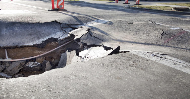 人工透析の廃液が道路陥没を引き起こす…過去に世田谷のビルで起きていた「衝撃の事故」