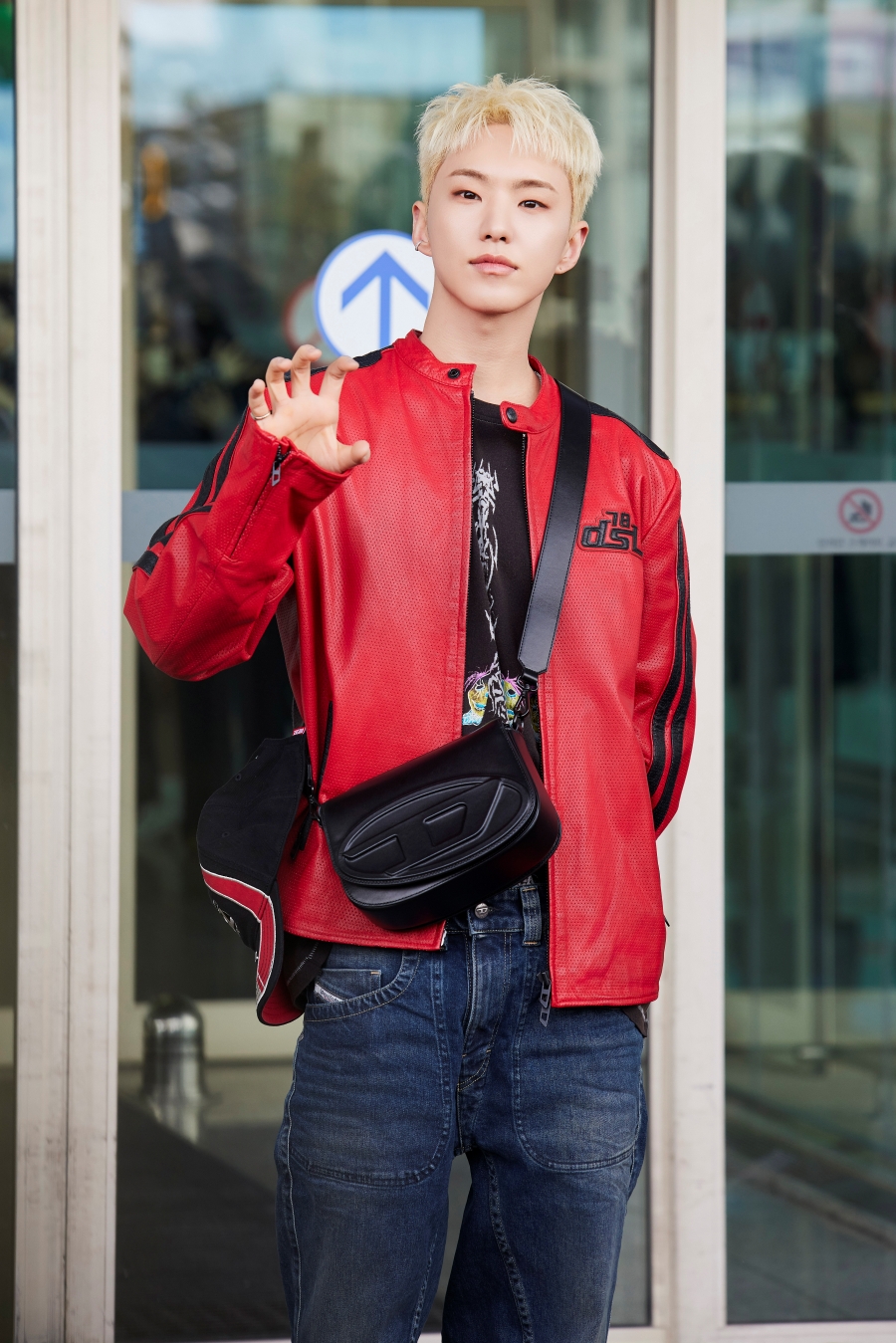 フォト】SEVENTEENホシ「カリスマ性あふれる空港ファッション」個性さく裂