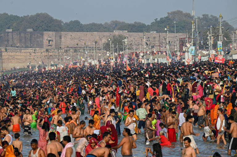 Los peregrinos se dan un baño sagrado en Sangam, la confluencia de los ríos Ganges, Yamuna y el mítico Saraswati, en vísperas de Maha Shivaratri durante el festival Kumbh Mela en Prayagraj el 25 de febrero de 2025