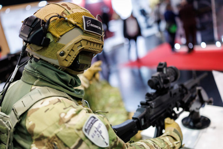 Eine Puppe in der Gladius-Kampfausrüstung von Rheinmetall an einem Gewehr.