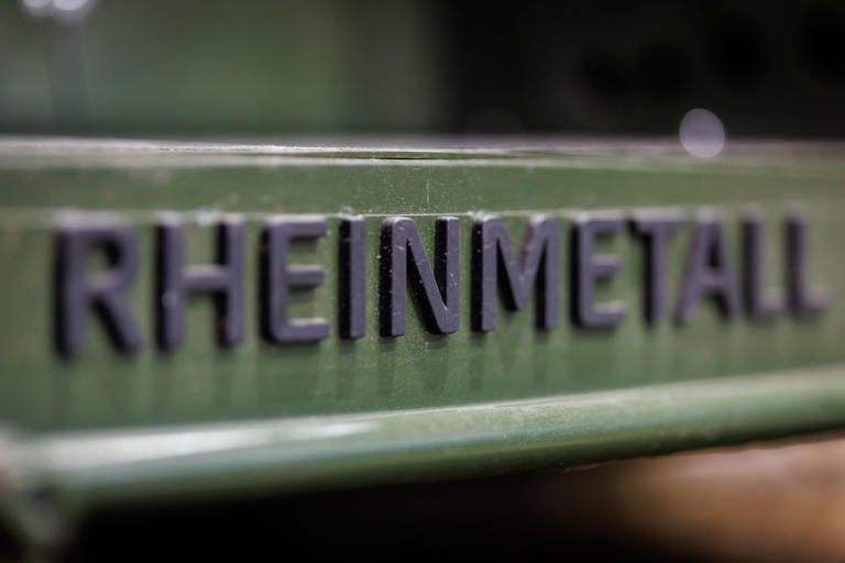 Das Logo des Rüstungskonzerns Rheinmetall an einem Militärfahrzeug.