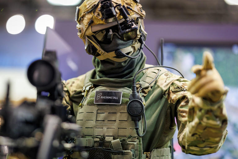 Eine Puppe mit einem Gewehr und der Kampfausrüstung «Gladus» des Rüstungskonzerns Rheinmetall steht auf der Nürnberger Waffenmesse Enforce-Tac.