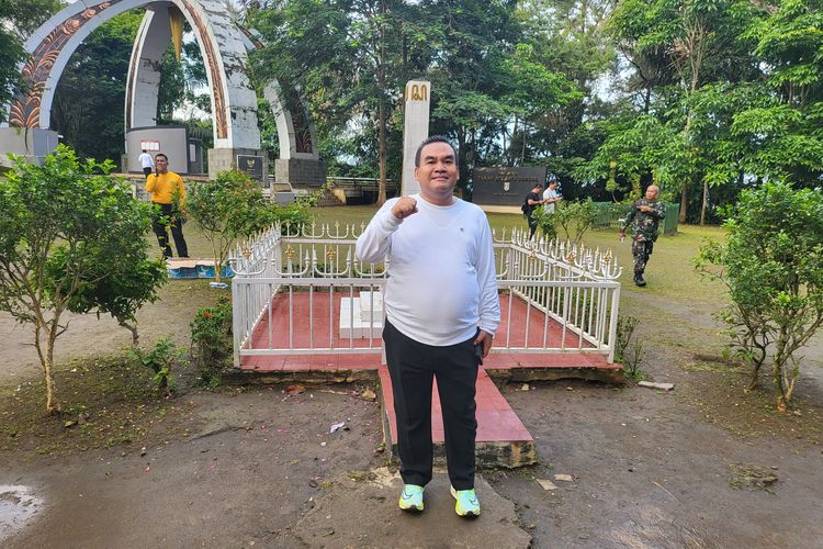 Bupati Blora, Arief Rohman saat berada di Puncak Gunung Tidar Magelang, Jawa Tengah, Kamis (27/2/2025)