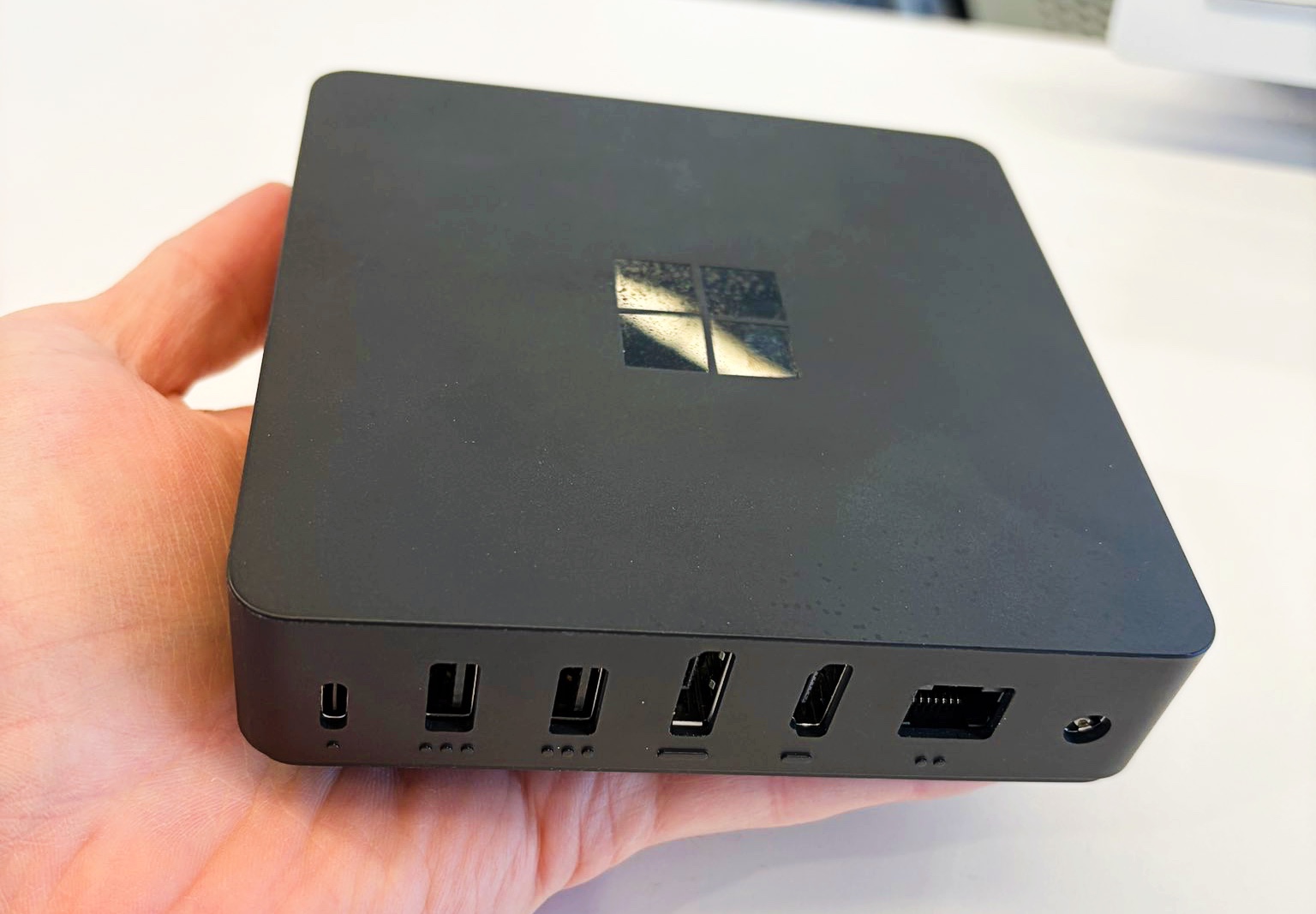 De eerste Windows 365-pc van Microsoft duikt op in het echt