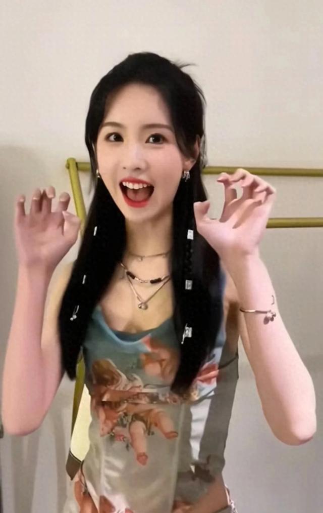 陈都灵，父亲用偶像足球队城市取名，南航校花，人鱼公主