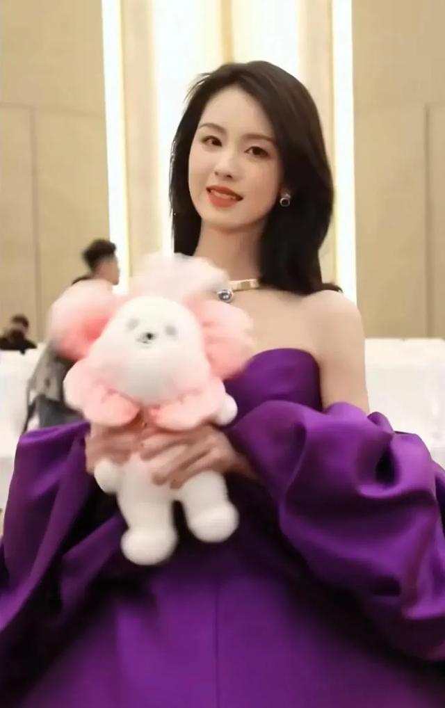 陈都灵，父亲用偶像足球队城市取名，南航校花，人鱼公主