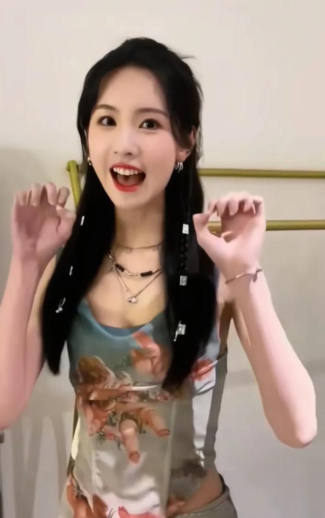 陈都灵，父亲用偶像足球队城市取名，南航校花，人鱼公主